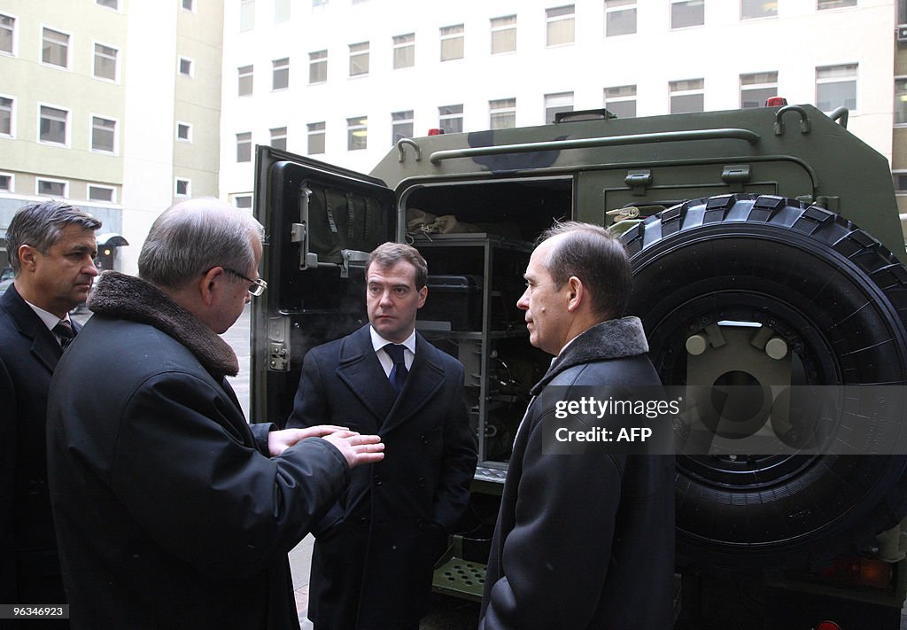 Russian President Dmitry Medvedev (2R) s