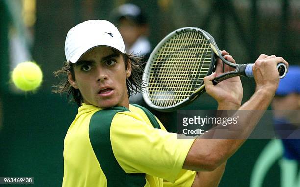 El tenista brasileño Diego Cubas retorna la bola en partido contra el venezolano Jimy Szymanski, en Caracas el 16 de julio de 2004. Venezuela ganó su...