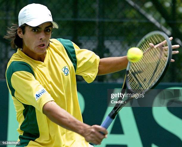 El tenista brasileño Diego Cubas retorna la bola en partido jugado ante el venezolano Jimy Szymanski, en Caracas, el 16 de julio de 2004. Venezuela...