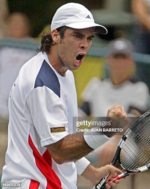 El chileno Fernando Gonzalez celebra despues de anotar en el juego contra Kepler Orellana de Venezuela, en Caracas el 11 de julio de 2003. Venezuela...