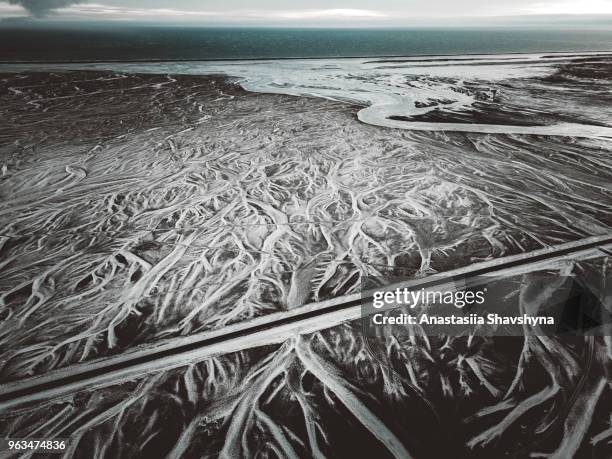 vista aérea de rios glaciais congelados na islândia e na paisagem do ártico - clima polar - fotografias e filmes do acervo