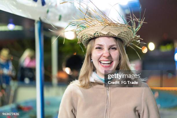 joven sonriente en la famosa fiesta junina brasileña (festa junina) - goiania fotografías e imágenes de stock