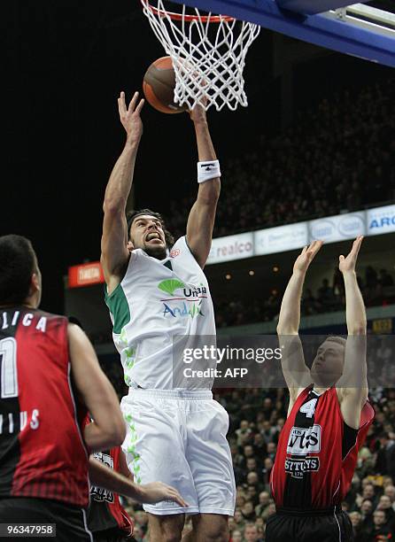 Lietuvos Rytas' Bojan Popovic vies with Unicaja's Taquan Dean during their Euroleague basketball Championship match in Vilnius, on January 13, 2010....