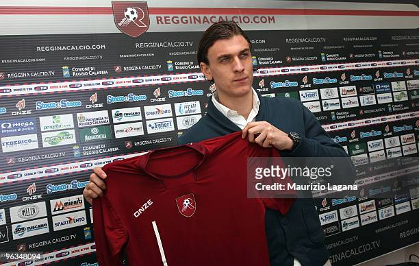 New Reggina Calcio player Ivan Castiglia poses with his new shirt before attending a press conference at Sports Center Sant'Agata on February 2, 2010...