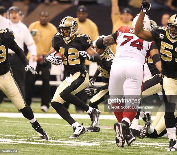 Darren Sharper of the New Orleans Saints returns a fumble during the NFC Divisional Playoff Game against the Arizona Cardinals at the Louisiana...