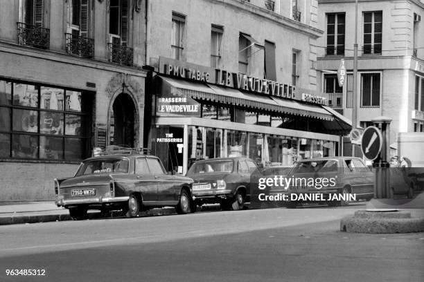 Gangsters flee with one of their three hostages aboard a Mercedes 450 after a robbery at Crédit de la Bourse bank on January 31, 1974 on Place de la...