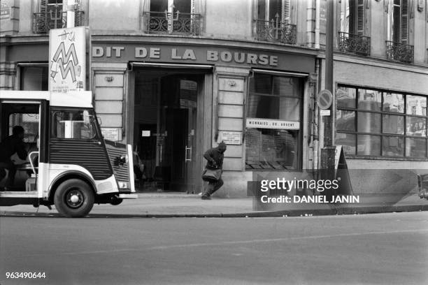 Gangster flees with a bag a robbery at Crédit de la Bourse bank on January 31, 1974 on Place de la Bourse in Paris. Des malfaiteurs s'enfuient à bord...