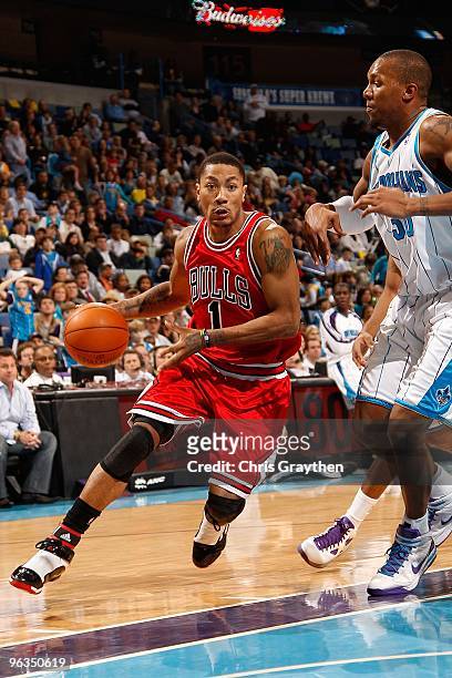 Derrick Rose of the Chicago Bulls drives the ball around David West of the New Orleans Hornets at the New Orleans Arena on January 29, 2010 in New...