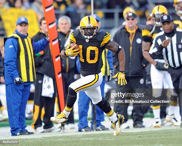 Wide receiver Santonio Holmes of the Pittsburgh Steelers runs the ball following a reception during a game on December 27, 2009 against the Baltimore...