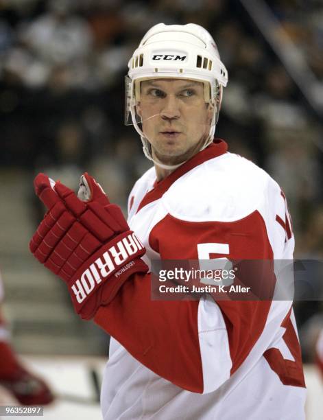 Nicklas Lidstrom of the Detroit Red Wings prepares for a face-off against the Pittsburgh Penguins at Mellon Arena on January 31, 2010 in Pittsburgh,...