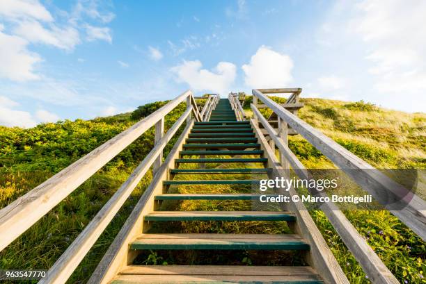 wooden stairway uphill, sylt island. - bergauf stock-fotos und bilder