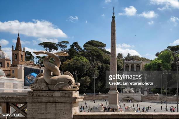view of popolo square with obelisk in the middle on a sunny day. - emreturanphoto stock-fotos und bilder