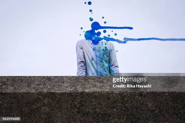 a man whose head is a blue paint and flows - atrésie photos et images de collection
