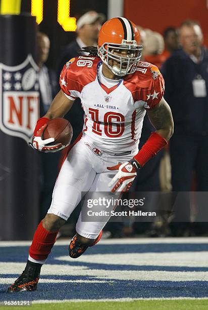 Josh Cribbs of the AFC's Cleveland Borwns runs with the ball for yardage during the 2010 AFC-NFC Pro Bowl game at Sun Life Stadium on January 31,...