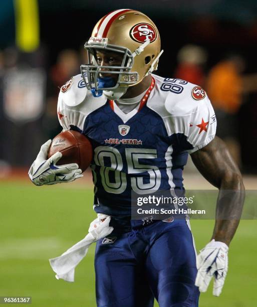 Vernon Davis of the NFC's San Francisco 49ers runs with the ball during the 2010 AFC-NFC Pro Bowl game at Sun Life Stadium on January 31, 2010 in...