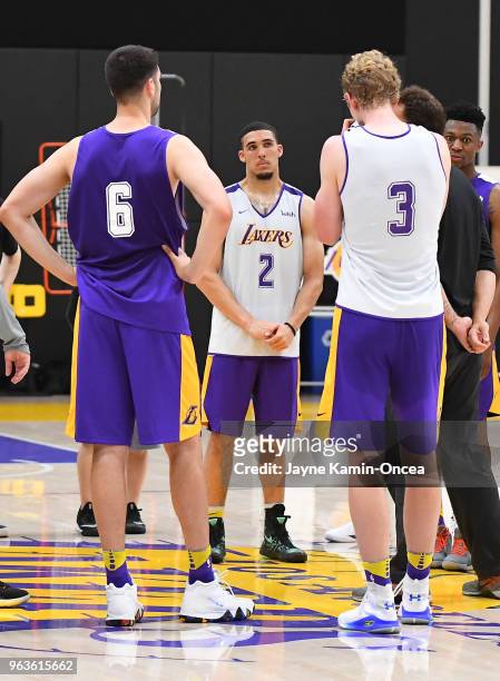 LiAngelo Ball, Dusan Ristic, and Thomas Welch listens as head coach Luke Walton of the Los Angeles Lakers talks to players during the Los Angeles...