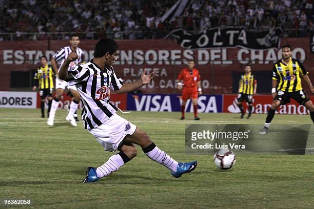 Rodolfo Gamarra of Paraguay's Libertad in action during a match against Venezuela's Deportivo Tachira as part of the Copa Santander Libertadores de...