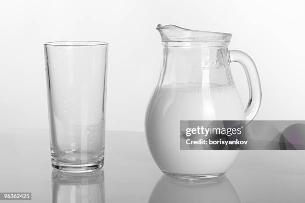 pot à lait et verre - pot à lait pichet photos et images de collection