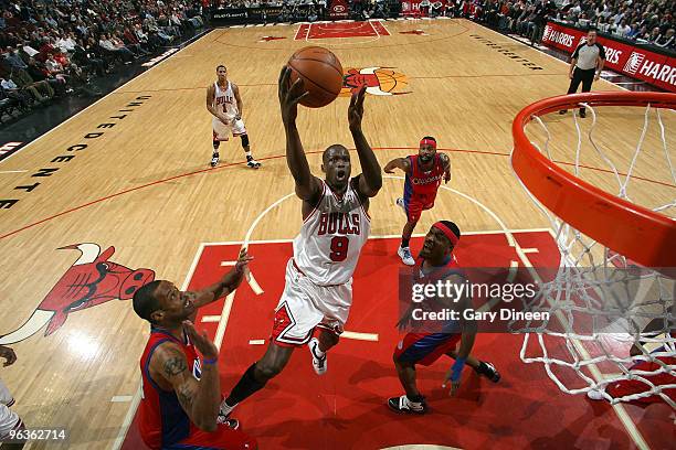 Luol Deng of the Chicago Bulls shoots a layup against Marcus Camby and Craig Smith of the Los Angeles Clippers on February 2, 2010 at the United...