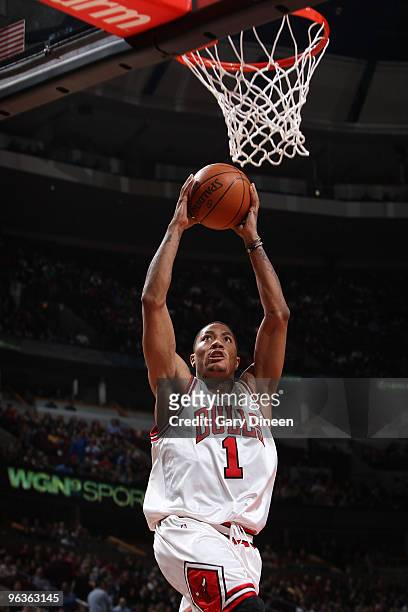 Derrick Rose of the Chicago Bulls dunks against the Los Angeles Clippers on February 2, 2010 at the United Center in Chicago, Illinois. NOTE TO USER:...