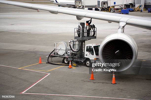 aircraft maintenance - aircraft refuelling stockfoto's en -beelden