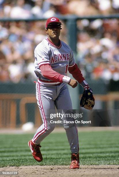 S: Shortstop Barry Larkin of the Cincinnati Reds in action makes a throw to first base against the San Francisco Giants during a MLB baseball game...