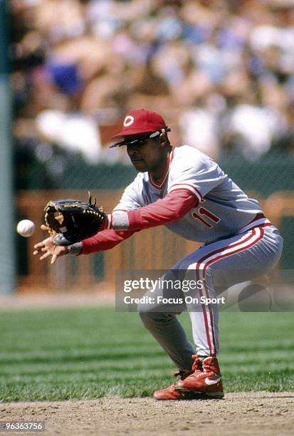 S: Shortstop Barry Larkin of the Cincinnati Reds in action makes a play on the ball at shortstop against the San Francisco Giants during a MLB...