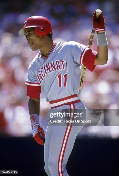 S: Shortstop Barry Larkin of the Cincinnati Reds swings the bat in the on deck circle, waiting his turn to hit against the San Francisco Giants...