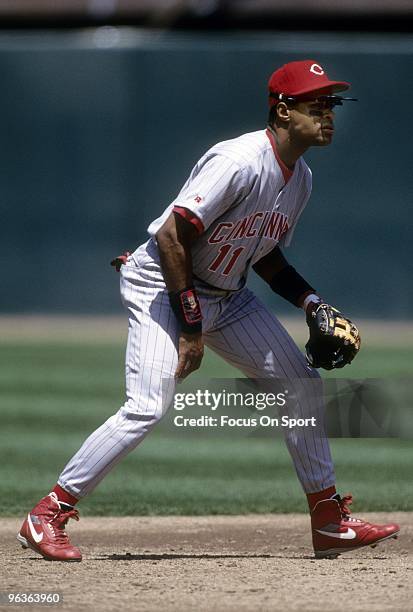 S: Shortstop Barry Larkin of the Cincinnati Reds in action, down and ready to make a play on the ball against the San Francisco Giants during a MLB...