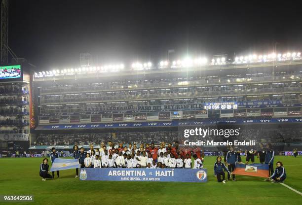 Players of Argentina and Haiti pose for a photo before an international friendly match between Argentina and Haiti at Alberto J. Armando Stadium on...