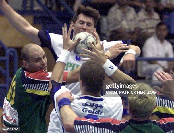 Le Yougoslave Nedljko Jovanovic est aux prises avec l'Australien Krist Groenintwoud , le 03 juin 1999 à Port Saïd, lors de la rencontre...