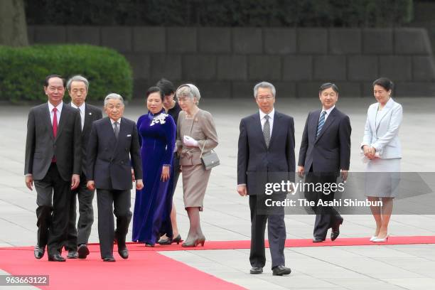 Vietnamese President Tran Dai Quang and his wife Nguyen Thi Hien are escorted by Emperor Akihito , Empress Michiko , Crown Prince Naruhito and Crown...