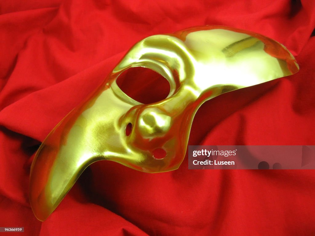 Máscara de ouro em vivid red