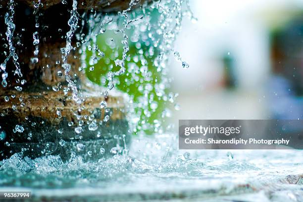 drops of water from fountain - fountain fotografías e imágenes de stock