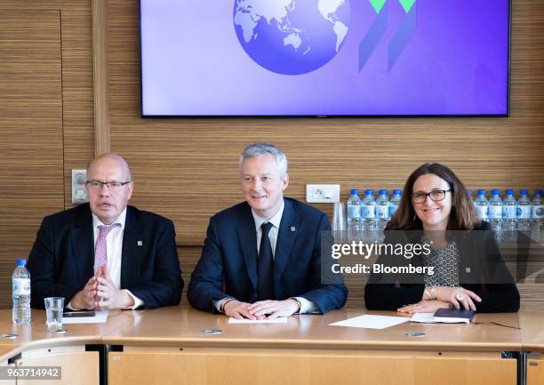 Peter Altmaier, Germany's economy minister, left, speaks as he sits beside Bruno Le Maire, Frances finance minister, center, and Cecilia Malmstrom,...