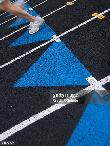 runner on a black track. - ogphoto stockfoto's en -beelden