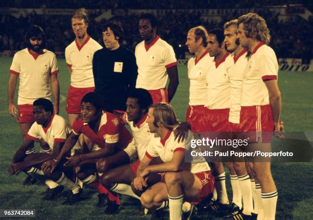 Players line up for Eusébio's testimonial match at the Estádio da Luz on September 27, 1973 in Lisbon, Portugal. Identified are back row : George...