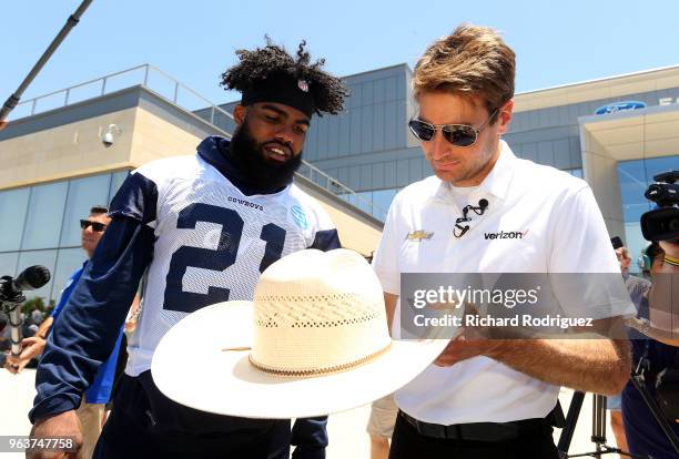 Dallas Cowboys running back Ezekiel Elliott gets an autgraphed cowboy hat from reigning Indianapolis 500 Champion Will Power after practice at The...