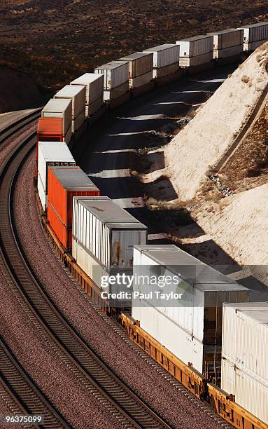 freight train on curve - 貨物列車 ストックフォトと画像