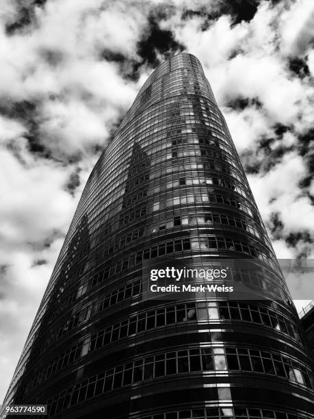 looking up at the lipstick building at 855 3rd ave. new york, ny. designed by john burgee architects with philip johnson. black and white image with dramatic cloudscape - white lipstick 個照片及圖片檔