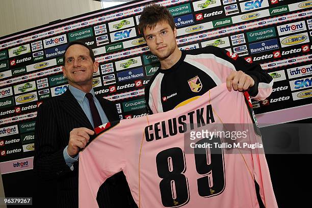New Palermo signing Ondrej Celustka shows his new shirt as vice-president Guglielmo Micciche looks on at Tenente Carmelo Onorato Sports Center on...