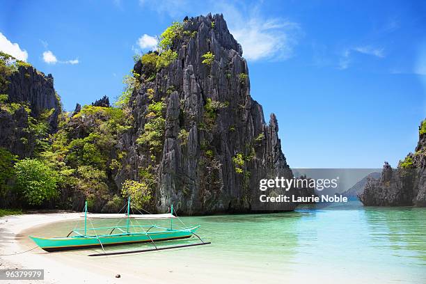 banca boat, hidden beach, mantinloc island - palawan stock-fotos und bilder