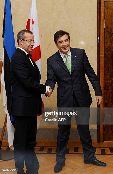 Estonian President Toomas Hendrik Ilves welcomes Georgian President Mikheil Saakashvili ahead of their meeting in Tallinn on January 20, 2010. AFP...