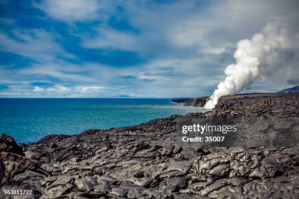 flujo de lava de volcán kilauea en el océano pacífico, hawaii - parque nacional de volcanes de hawai fotografías e imágenes de stock