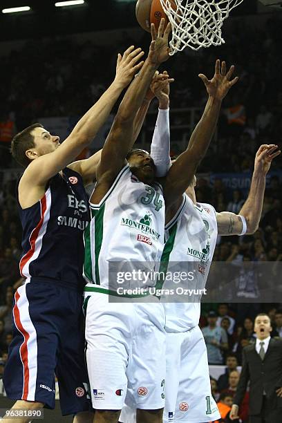 David Hawkins, #34 of Montepaschi Siena competes with and Ksistof Lavrinovic, #12 of Montepaschi Siena competes with and Bostjan Nachbar, #21 of Efes...