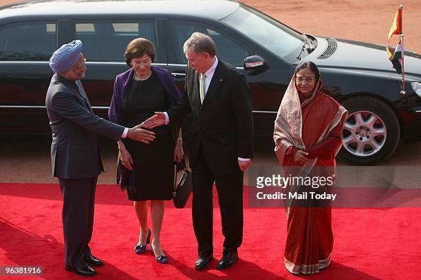 German President Horst Kohler with his wife, Eva Luise Kohler pose with Prime Minister Manmohan Singh and President Pratibha Patil for photographers...
