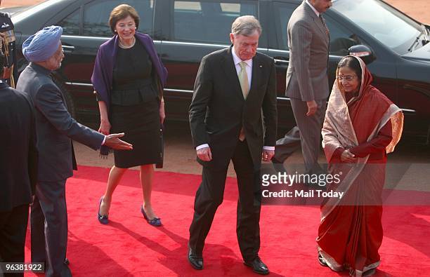 German President Horst Kohler with his wife, Eva Luise Kohler pose with Prime Minister Manmohan Singh and President Pratibha Patil for photographers...