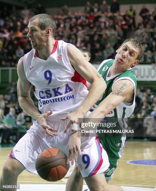 Zalgiris Kaunas's Dainius Salenga vies with CSKA Moscow Ramunas Siskauskas during their Euroleague basketball Championship match in Kaunas, on...