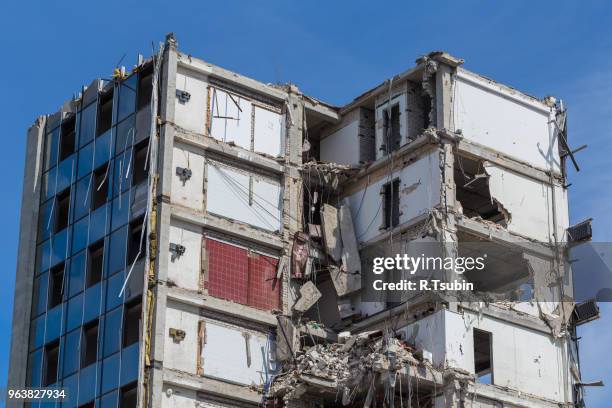 pieces of metal and stone are crumbling from demolished - rusten foto e immagini stock