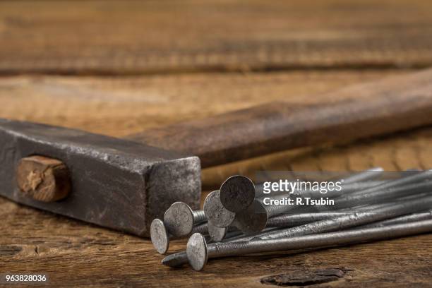 vintage old hammer with nails on wood table background - bricolage stockfoto's en -beelden